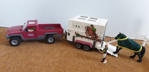 Le pick-up avec remorque pour cheval