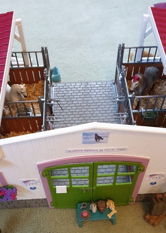 Le centre équestre avec des copeaux de bois 